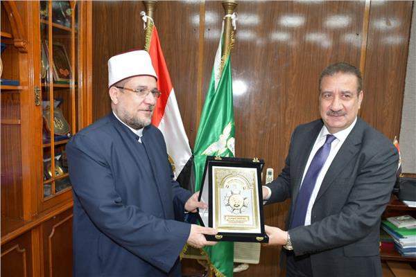 محافظ المنوفية يهدي درع المحافظة لوزير الأوقاف