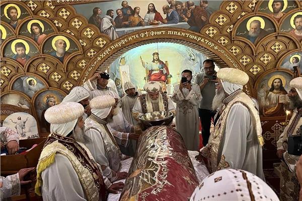 تدشين أول مذبح على اسم "أبونا يسطس الأنطوني" بديره