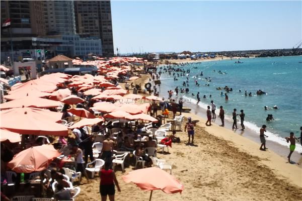 رحلات اليوم الواحد تتصدر.. شواطئ الإسكندرية كاملة العدد
