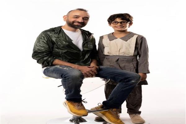 المخرج عمرو سلامة ينشر جلسة تصوير من «برا المنهج»
