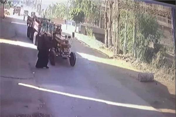 المتهمة اثناء محاولة الانتحار