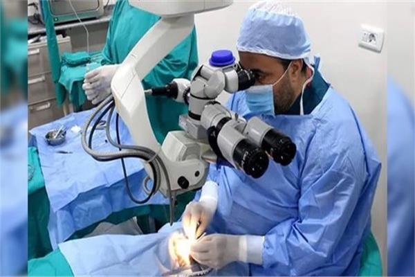 إجراء جراحة ميكروسكوبية 