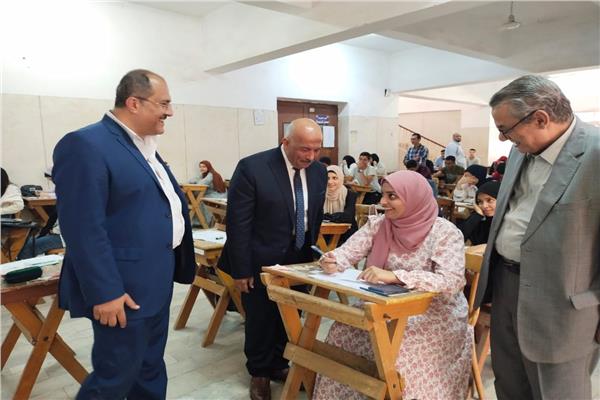 نائب رئيس جامعة الزقازيق  يتفقد سير الامتحانات بكليات  الجامعة 