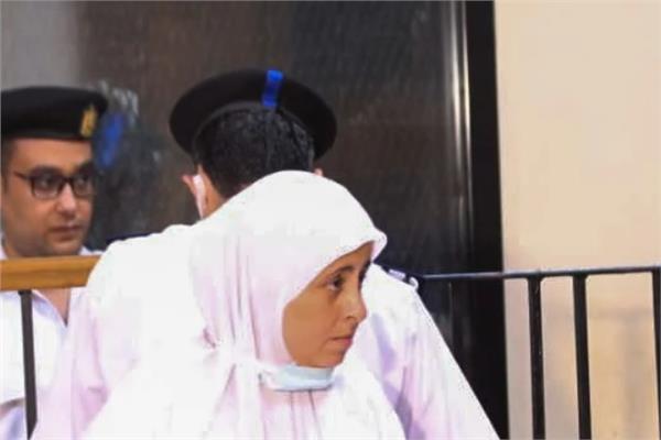 كيف ظهرت عائشة ابنة القيادي الاخواني خيرت الشاطر خلال جلسة محاكمتها
