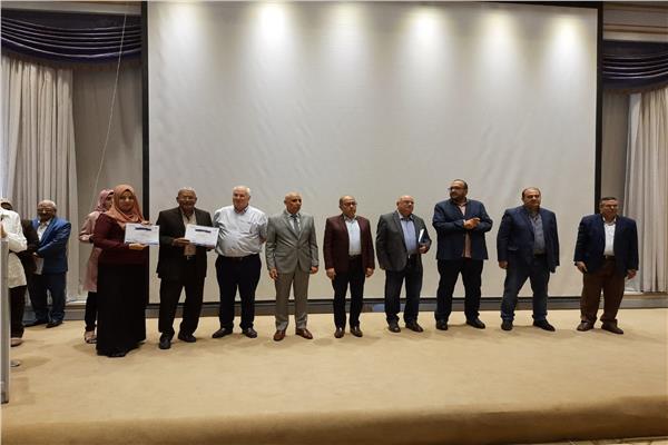 تكريم العاملين بمياه الشرب بسوهاج 