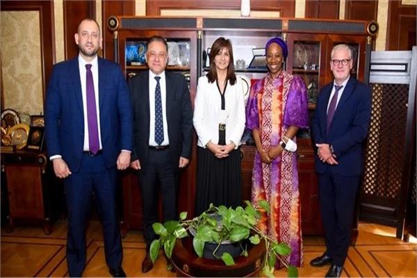 نبيلة مكرم مع ممثلى منظمة الهجرة الدولية
