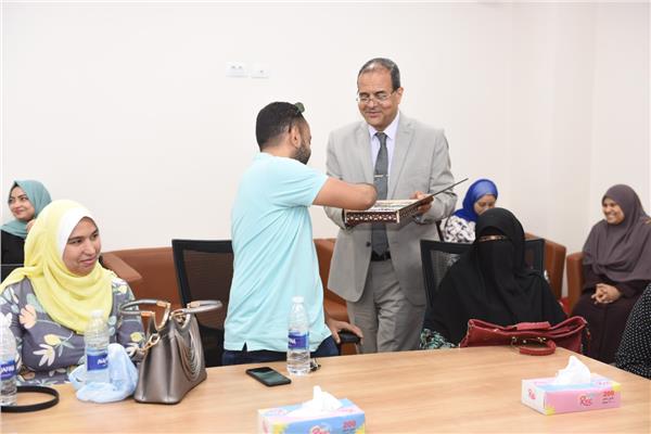  رئيس جامعة سوهاج يستقبل الطاقم التمريضي المنتدب للعمل بالمستشفى الجامعي الجديد