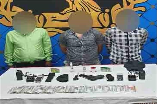 المتهمين وبحوزتهم المضبوطات