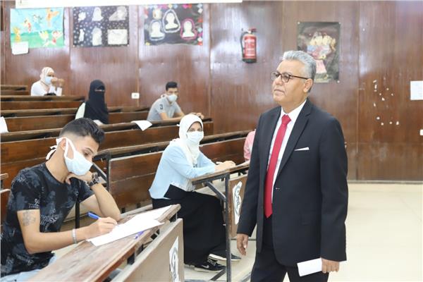 رئيس جامعة جنوب الوادي يواصل متابعة  لجان الامتحانات يوميا بالجامعة