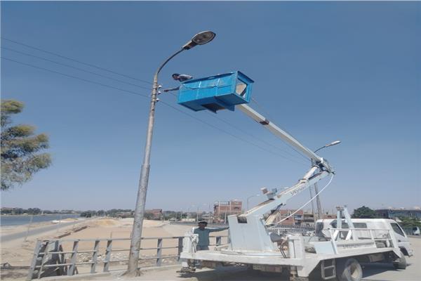 صيانة دورية لأعمدة الإنارة بمراكز ومدن الإسماعيلية 