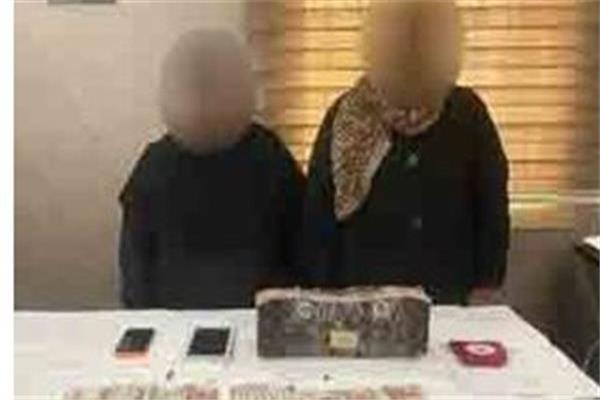 المتهمات وامامهم المسروقات
