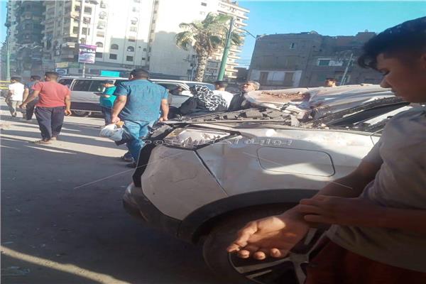 إصابة طبيب وتهشم سيارتين في انهيار عقار الغربية 