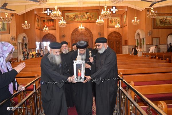 الانبا تادرس يطيب رفات الشهيد ابى سيفين ببورسعيد 
