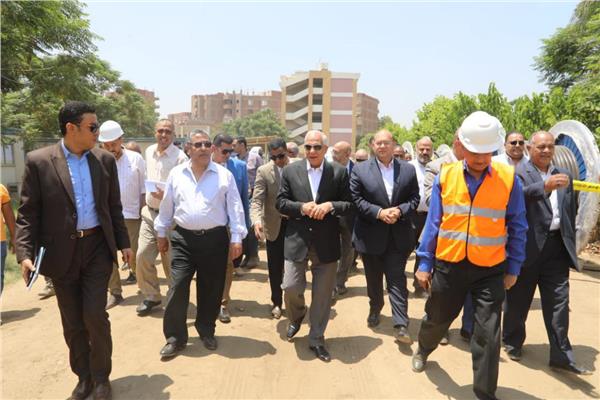 محافظ الجيزة خلال الجولة