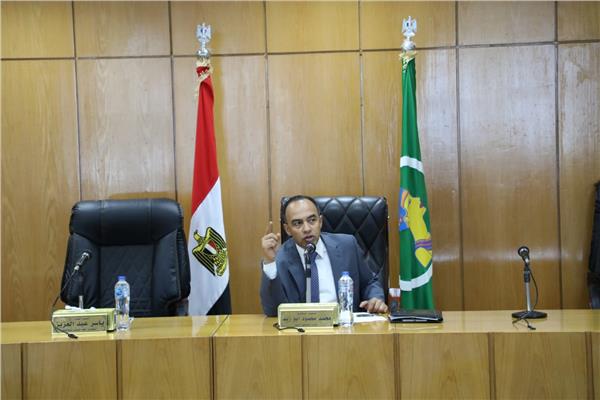 محافظ المنيا يوجه نائبه بمتابعة ملف التعديات بالبناء على الأراضي الزراعية