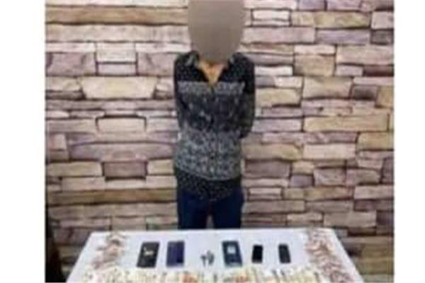 المتهم بحوزتة المضبوطات 