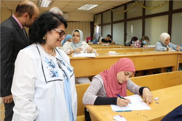 رئيس جامعة المنوفية يتفقد لجان امتحانات الهندسة والصيدلة..صور