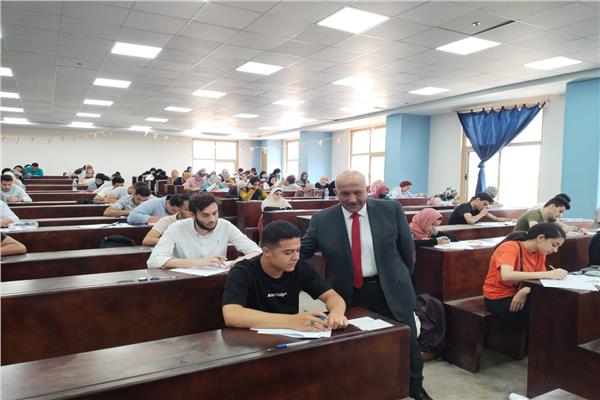 نائب رئيس جامعة الزقازيق  يتفقد لجان الامتحانات   بكلية طب
