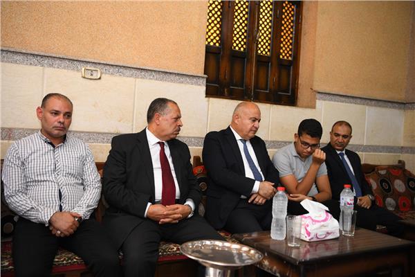 محافظ قنا يقدم واجب العزاء لأسرة شهيد الواجب الوطني 