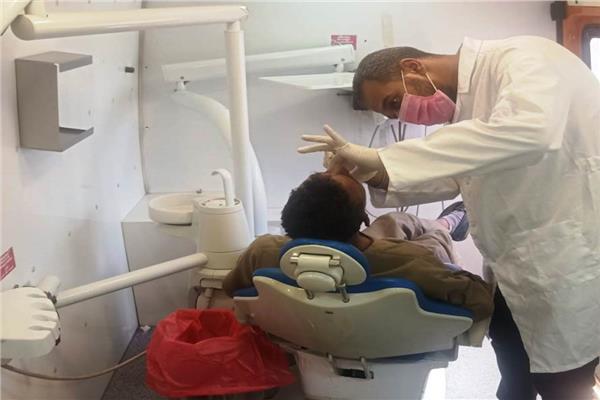 إجراء الكشف الطبي والعلاج المجانى