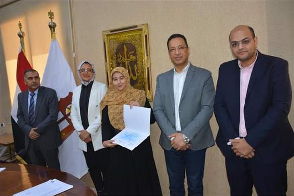 نائب وزير الاتصالات ونائب محافظ الوادي الجديد يشهدان البث التجريبي لبوابة المحافظة الجغرافية 