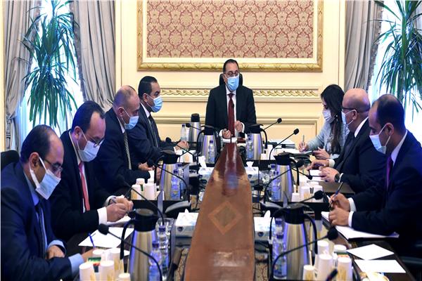 رئيس الوزراء خلال الاجتماع