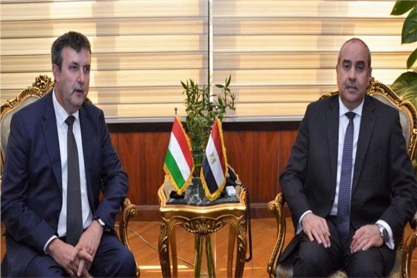 الطيار محمد منار وزير الطيران المدنى خلال استقباله وزير التكنولوجيا والصناعة بدولة المجر