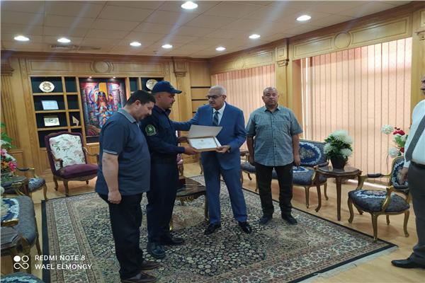 رئيس جامعة المنصورة يستقبل فرد أمن الجامعة ويكرمه على موقفه البطولي
