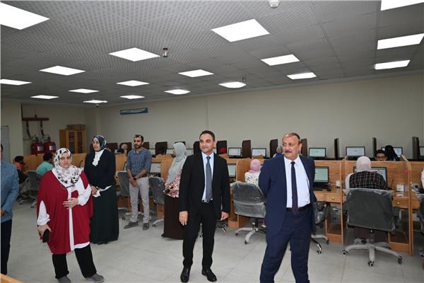  نائب رئيس الجامعة لشئون التعليم والطلاب يتفقد الاختبارات الإلكترونية بكلية الطب