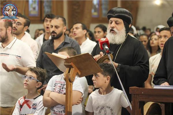 الانبا ميخائيل يتراس تسبحة نصف الليل