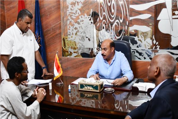 محافظ أسوان يوجه لتكريم الأم المثالية