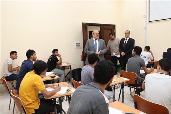 د.هشام عبد الخالق السيد رئيس جامعة الدلتا التكنولوجية يتابع سير اختبارات نهاية الفصل الدراسى الثانى
