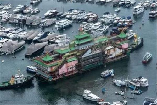 إنقلاب مطعم شهير بـ هونج كونج في الماء
