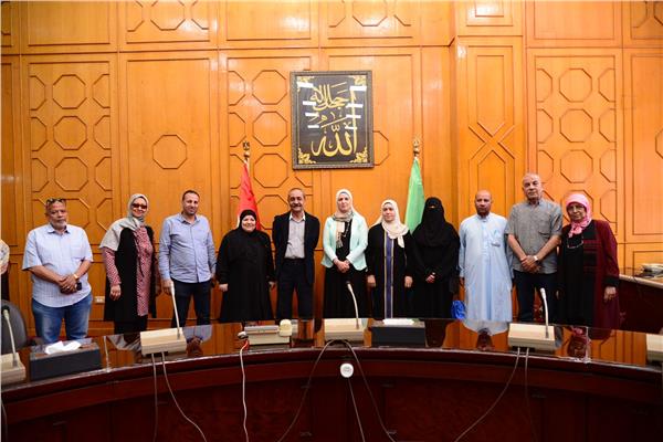 محافظ الإسماعيلية يستقبل حُجَّاج قُرعة الجمعيات الأهلية و أُسَر الشهداء 