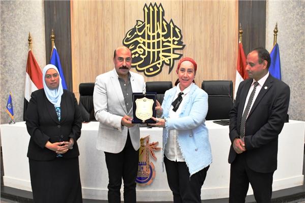  محافظ أسوان يكرم الشركاء من المجتمع المدنى