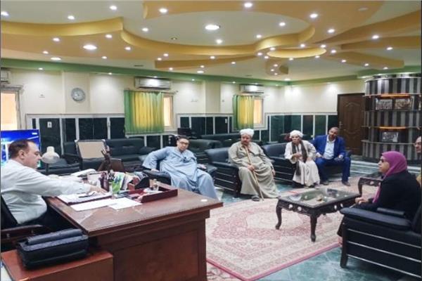 رئيس مركز ومدينة ملوى يستقبل وفد من اهالى قرية " بنى حافظ، وسيف الشرقية " بمركز ملوى 