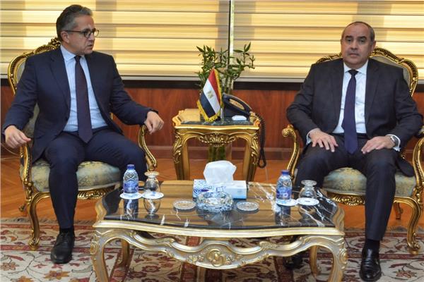 وزيرا الطيران والسياحة والآثار يبحثان آليات تنشيط الحركة الجوية والسياحية