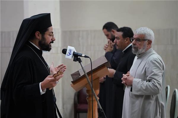 الأنبا باخوم يجتمع مع شباب الإيبارشية