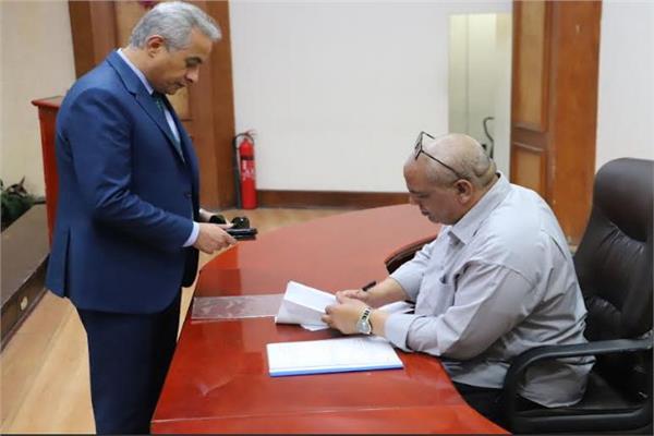  المرشحين اثناء تقديم اوراقهم 