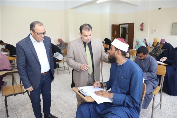 بدء امتحانات الدراسات العليا بكليتى الآداب والهندسة بجامعة جنوب الوادى