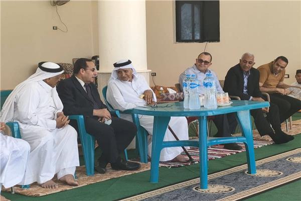 محافظ شمال سيناء ونائبه يقدمان واحب العزاء  في وفاة شيخ مجاهدى سيناء