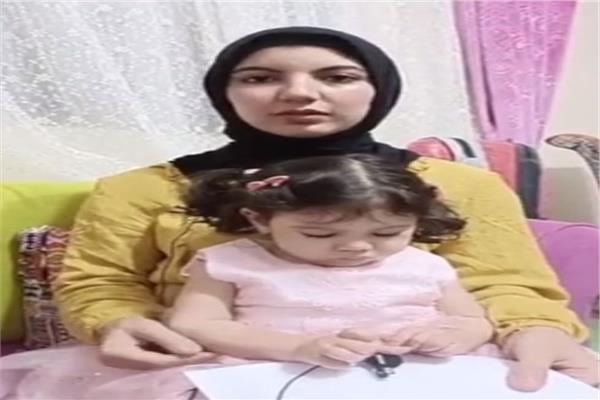 والدة الطفلة رقية 