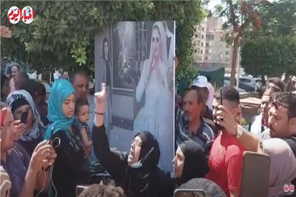 صورة من أمام المحكمة