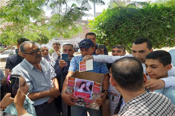 شباب يوزع مصاحف صدقة جارية على روح نيرة