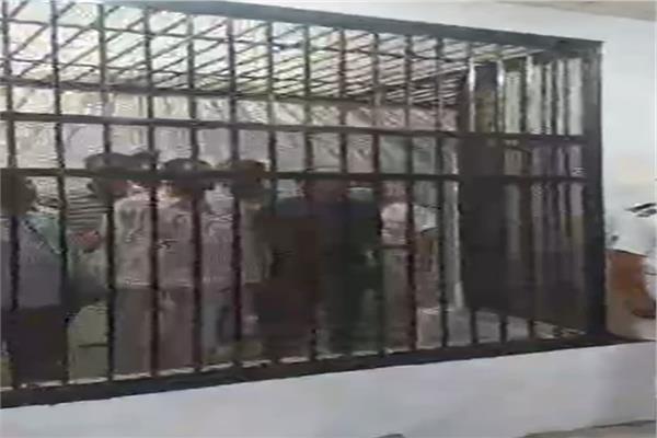 محمد عادل داخل القفص