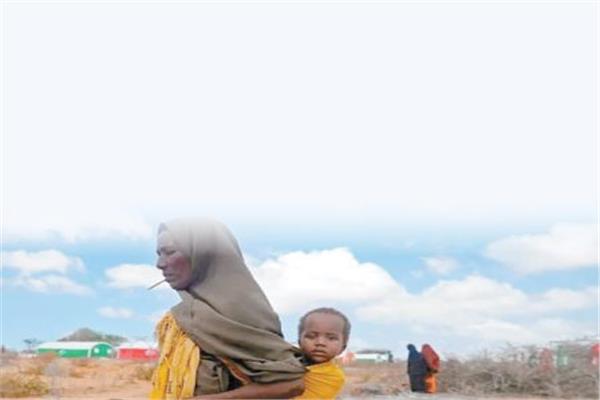 امرأة تحمل طفلاً يعاني من سوء التغذية فى كيلافو بشرق إثيوبيا الشهر الماضي