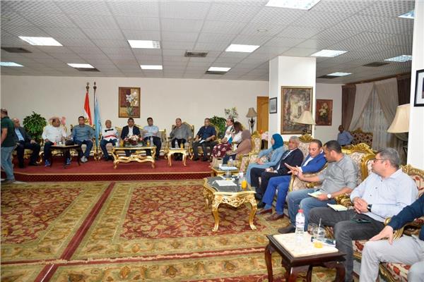 محافظ أسيوط خلال الاجتماع
