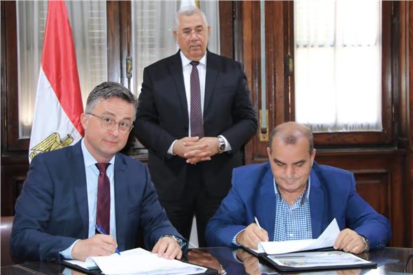 جانب من توقيع الاتفاقية