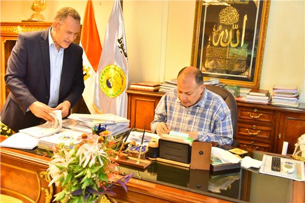 محافظ أسيوط يعتمد 1331 قرار ندب معلمين واداريين بمديرية التربية التعليم 