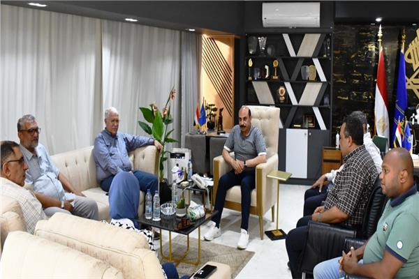 محافظ أسوان يلتقى برئيس شركة المقاولون العرب